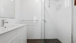 Bathtub, towels - Southern Escape by Experience Jervis Bay (Sanctuary Point)