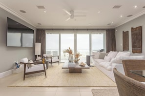 Televisión, reproductor de DVD y estéreo