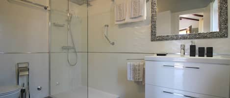 Douche, bidet, serviettes fournies, savon