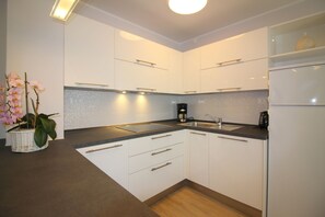 Kühlschrank, Mikrowelle, Herdplatte, Geschirrspüler