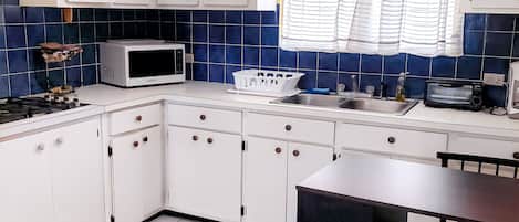 Frigorífico, microondas, placa de cocina y cafetera o tetera