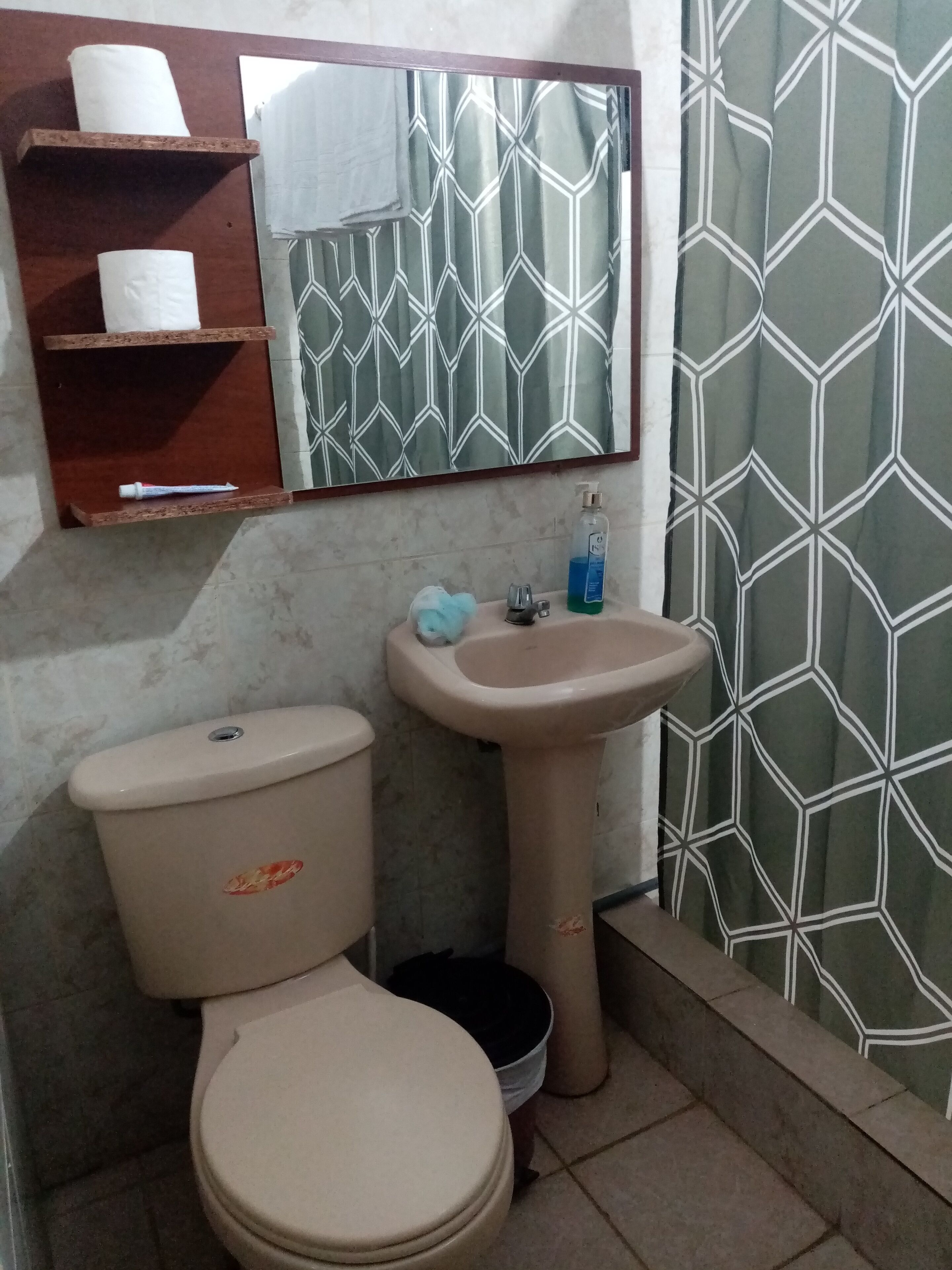 Douche, bidet, serviettes fournies, savon