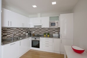 Een koelkast, een microgolfoven, een kookplaat