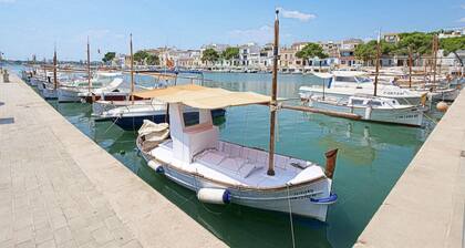 Renovated Townhouse for 6 People in the Beautiful Natural Harbor of Porto Colomm