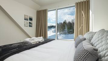 4 bedrooms, iron/ironing board, WiFi, bed sheets