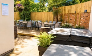 Outdoor dining - Lydney House Hotel Swaffham Sleeps 22 (Norfolk)