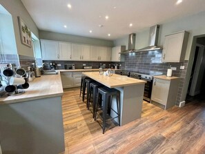 Fridge, microwave, oven, dishwasher - Lydney House Hotel Swaffham Sleeps 22 (Norfolk)