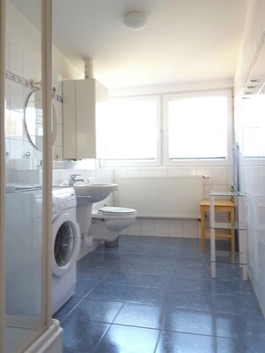 Shower - Quietly situated apartment for max. 4 persons, balcony, garden, WLAN, washing machine (Prerow)