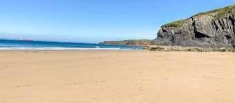 Dog friendly Cottage perched on the hillside overlooking Neyland’s marina in Pembrokeshire.