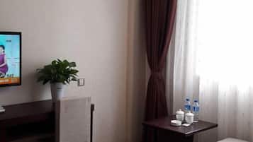 مكتب وستائر تعتيم وملاءات أسرّة