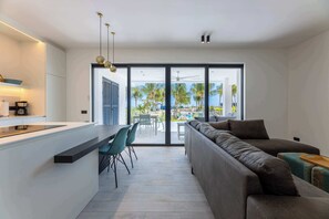 テレビ、書斎 / ワークスペース