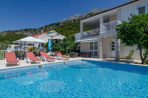 Seasonal outdoor pool, pool umbrellas, pool loungers - Holiday Villa Perna with Swimming Pool (Orebic)