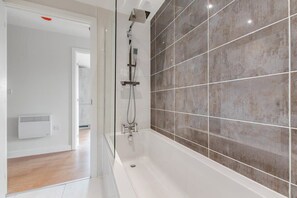 Baignoire, séchoir à cheveux, serviettes fournies, shampooing