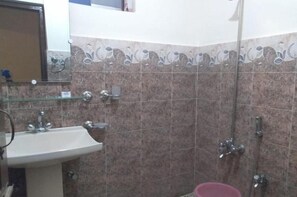 Habitación estándar con 1 cama matrimonial o 2 individuales | Baño | Regadera, amenidades de baño gratuitas, toallas 