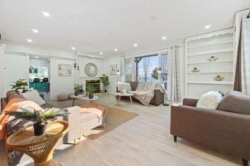 Beautiful Lakeview Cottage on the Beach