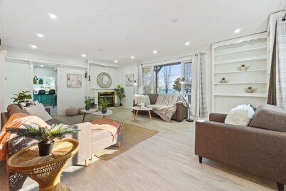 Beautiful Lakeview Cottage on the Beach