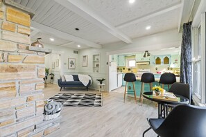 Smart TV, books - Beautiful Lakeview Cottage on the Beach (Ajax)