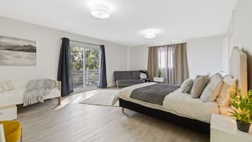 3 bedrooms, desk, iron/ironing board, free WiFi