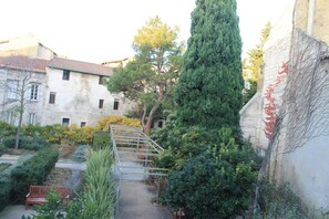 المنطقة المحيطة بالمنشأة