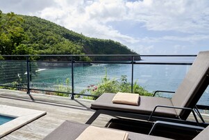 Suite, vue mer, grand bassin privé, terrasse privée | Vistas al mar