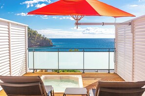 Free minibar items, in-room safe, blackout curtains, iron/ironing board - Les Galets Rouges Lodges & Spa (Bouillante)