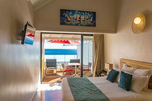 Chambre Supérieure Double ou avec lits jumeaux, 2 lits une place, vue mer, bac à punch, terrasse | Minibar contenant certains articles gratuits, coffre-fort