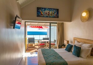 Free minibar items, in-room safe, blackout curtains, iron/ironing board - Les Galets Rouges Lodges & Spa (Bouillante)