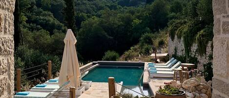 Utendørsbasseng og et oppvarmet basseng