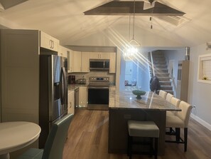 Geladeira, micro-ondas, fogão, cooktop