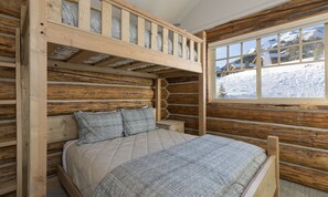 2 bedrooms, iron/ironing board, internet, bed sheets