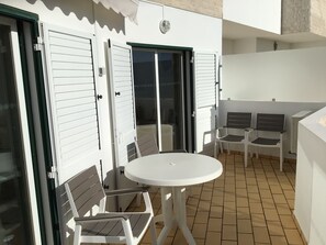 Outdoor dining - Stylish, 2 bedroom,2 bathroom apartment in Alvor  -shared pool in great location (Alvor)