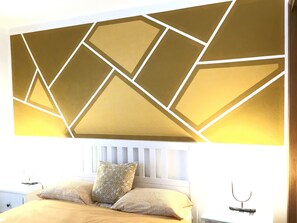 3 chambres, coffres-forts dans les chambres, fer et planche à repasser