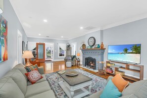 TV connectée, cheminée, livres