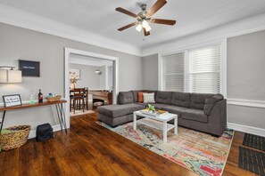 Smart-tv, ett bordtennisbord, böcker och en stereo