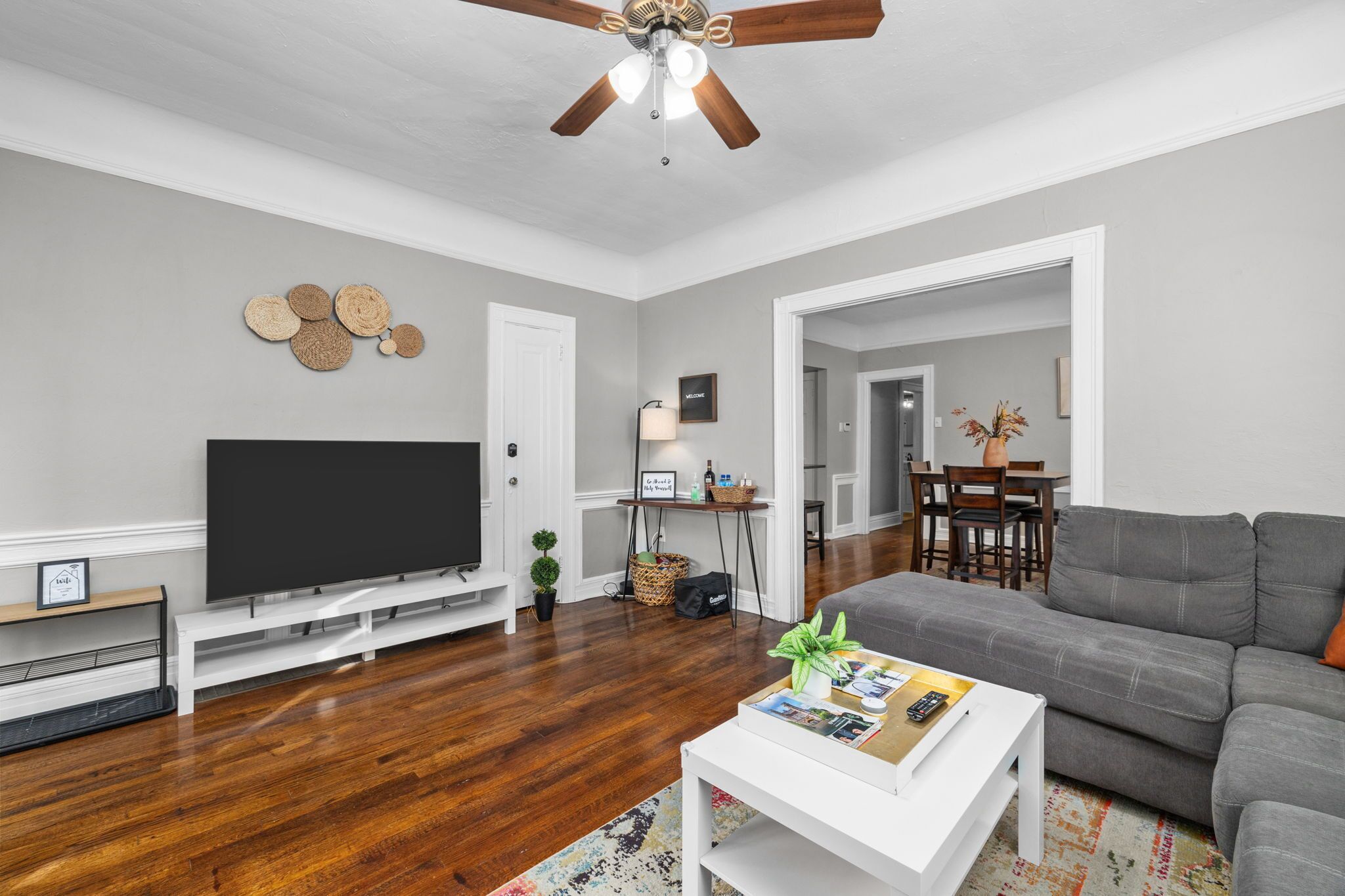 Smart TV, ping pong, books, stereo