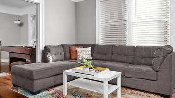 Smart TV, tenis de mesa, libros y estéreo