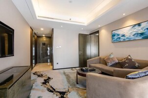 Una sala de estar moderna con un sofá, una mesa de centro y un cuadro en la pared.