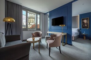 أغطية فراش متميزة وألحفة محشوة بالريش وأسرّة بطبقة علوية مريحة ومكتب