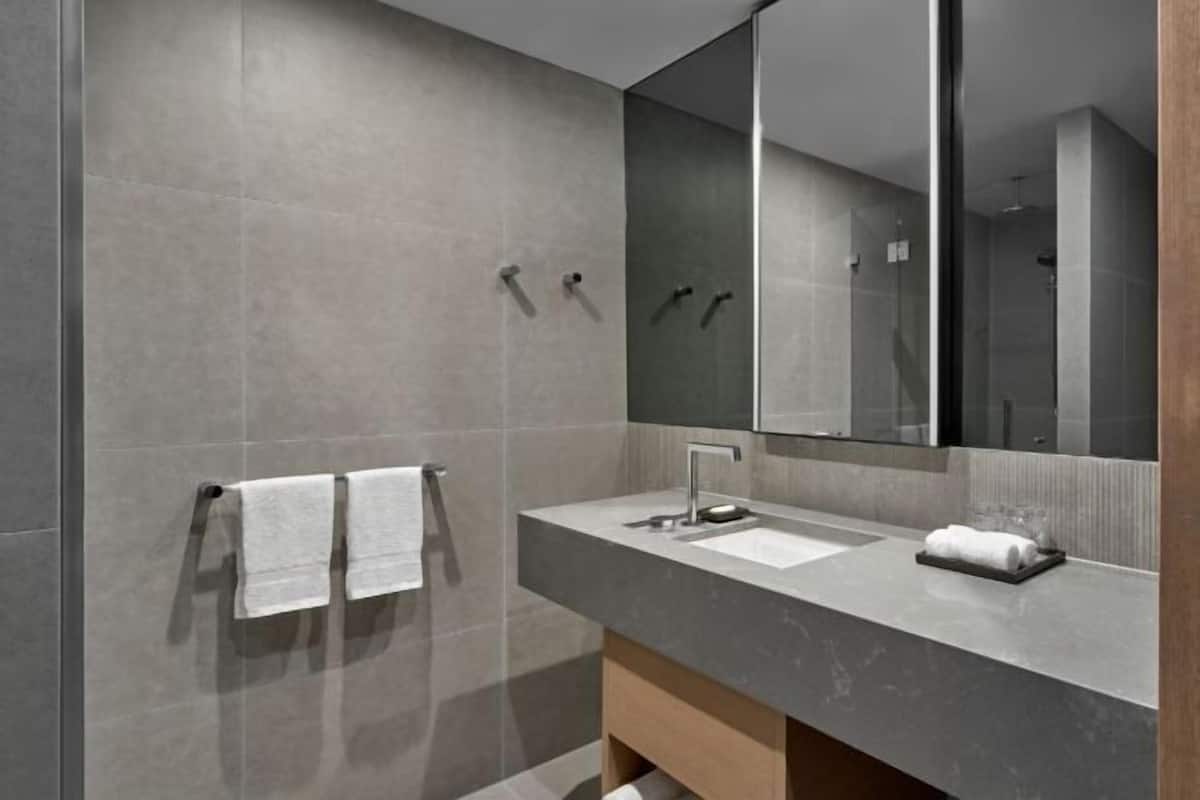 Shower, rainfall showerhead, free toiletries, hair dryer