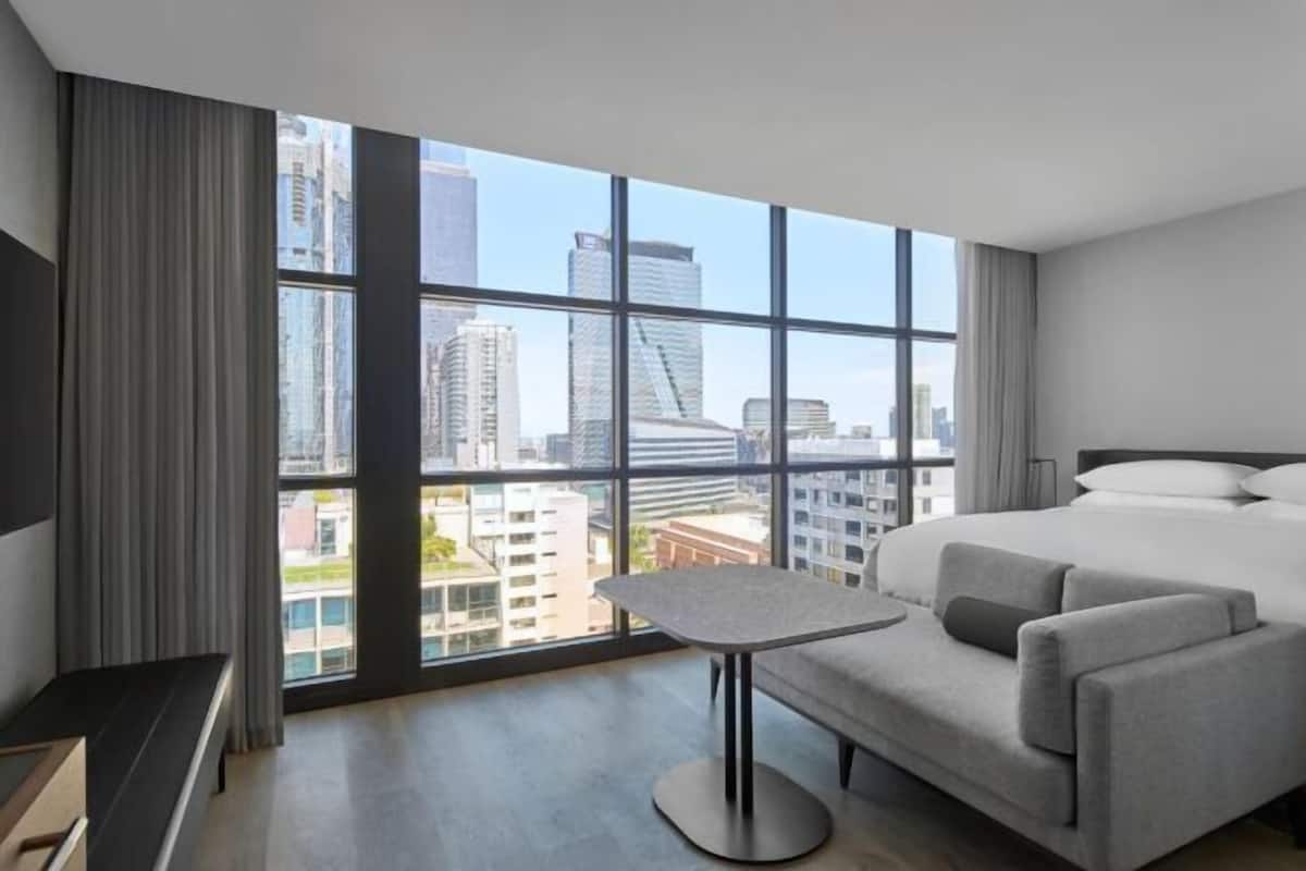 Living area | Flat-screen TV, pay films