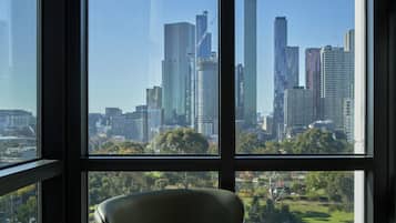 Suite, 1 letto king, non fumatori, vista città | 1 camera, una scrivania, ferro/asse da stiro