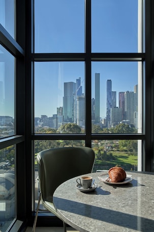 Suite, 1 King Bed, City View. Courtyard By Marriott Melbourne Flagstaff Gardens