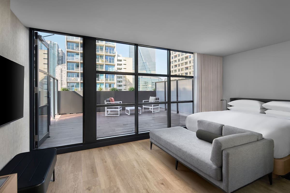 Camera Premium, 1 letto king, fumatori, terrazzo | 1 camera, una scrivania, ferro/asse da stiro