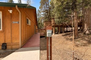 Property grounds - Enchanted Grove w/ Hot Tub, EV Charger, Pool Table (Big Bear Lake)