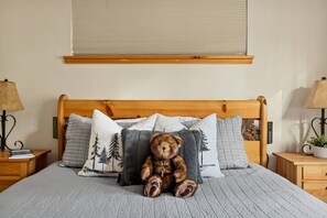 Room - Enchanted Grove w/ Hot Tub, EV Charger, Pool Table (Big Bear Lake)