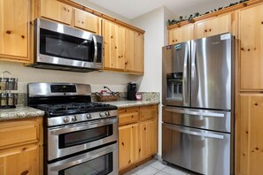 冰箱、微波炉、烤箱、炉灶