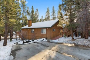 Exterior - Enchanted Grove w/ Hot Tub, EV Charger, Pool Table (Big Bear Lake)