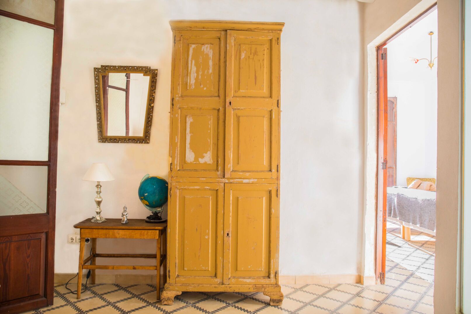 Standaard villa | Woonruimte | Een 32-inch flatscreentelevisie met satellietzenders