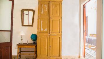 Standaard villa | Woonruimte | Een 32-inch flatscreentelevisie met satellietzenders