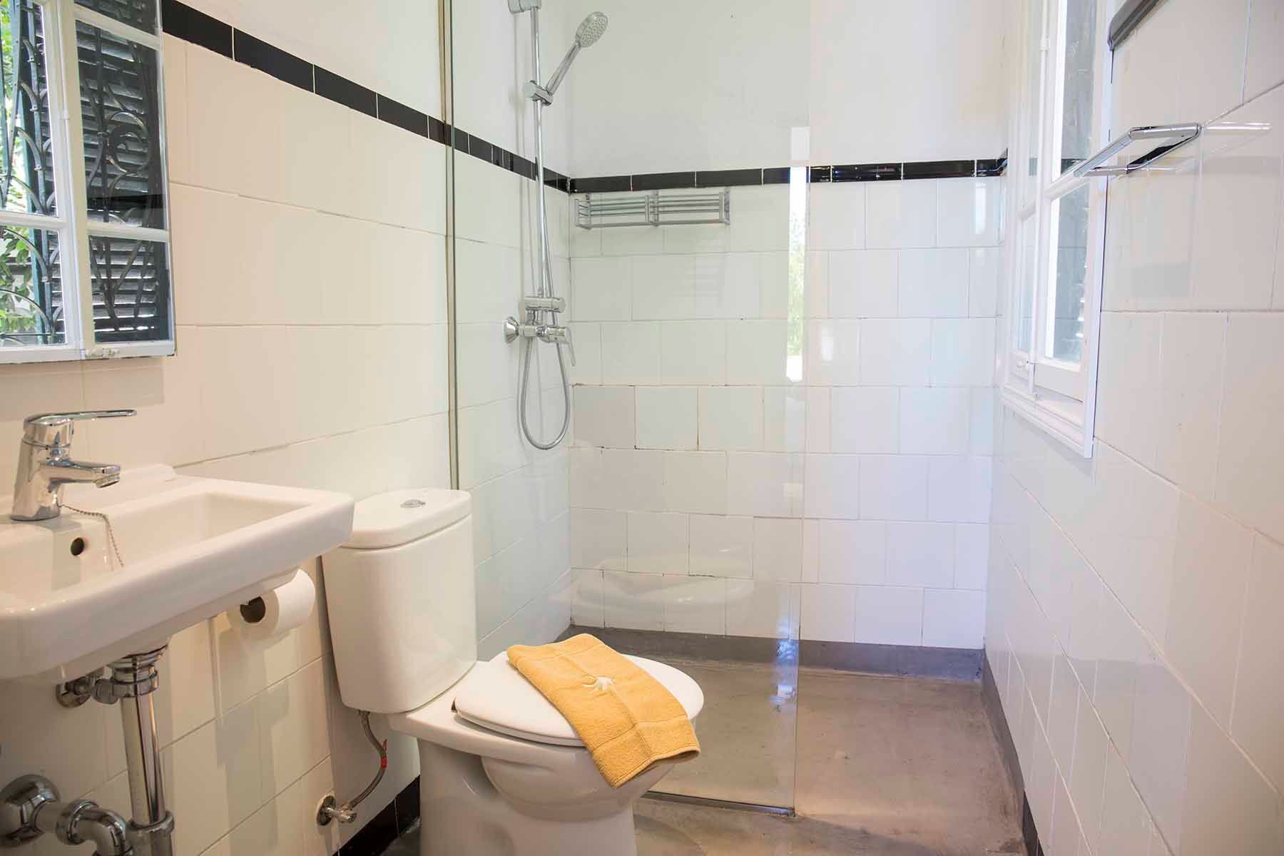 Villa estándar | Baño | Ducha, secador de pelo, toallas y champú